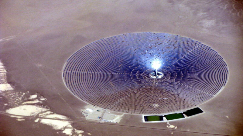 Solar concentration (thermal) power plant in Nevada / Julianne Boden. – U.S. Department of Energy from United States