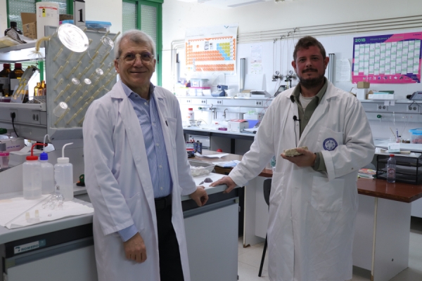 Los investigadores Daniel Cosano Hidalgo y José Rafael Ruiz Arrebola.