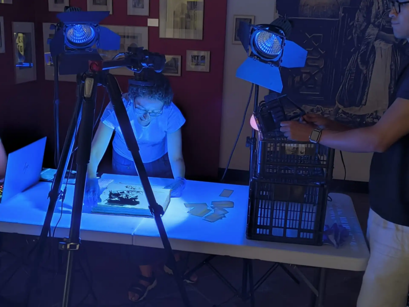 El equipo científico genera algoritmos de rejuvenecimiento digital de los archivos, además, también crea muestras envejecidas artificialmente para simular el deterioro.